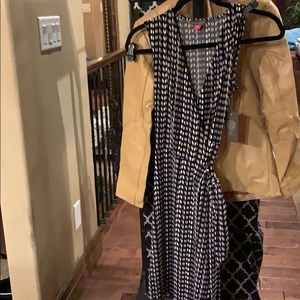 Vince Camino wrap knew length dress black/white